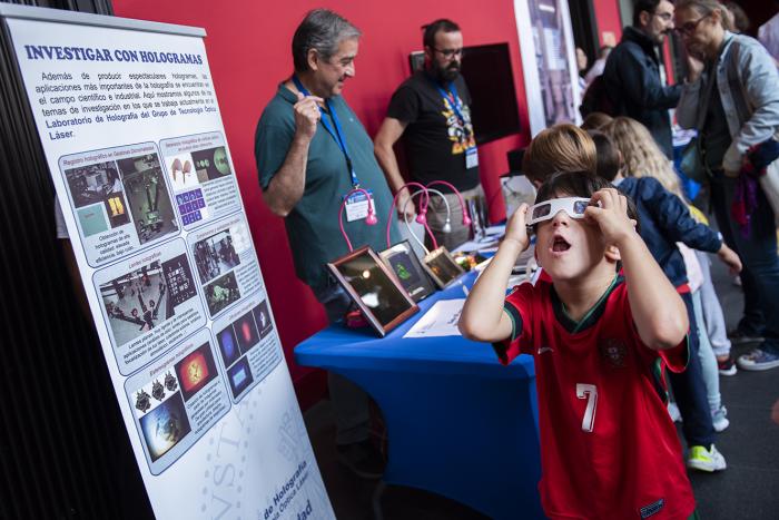 Imagen niño con gafas 3d