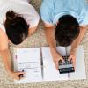 ¿Qué determina quién toma las decisiones económicas en el hogar?