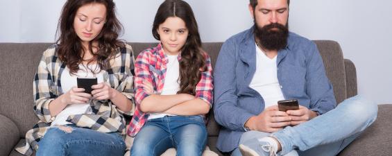 Adultos distraídos con el móvil: su efecto en la conducta infantil y juvenil