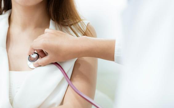 Las mujeres no reciben la misma atención sanitaria  que los hombres