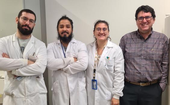 Ramón Hurtado-Guerrero, junto a los participantes en el estudio 