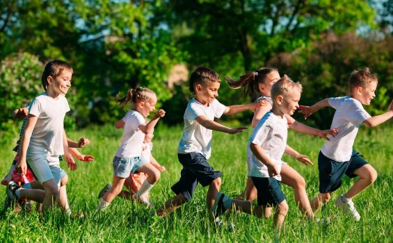 Dormir, moverse y comer bien: las claves científicas de una infancia con calidad de vida