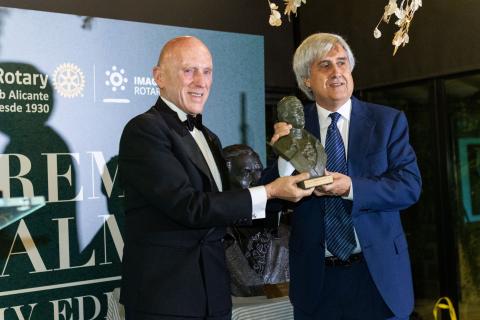 El catedrático Juan José Badiola recibe el Premio Balmis por sus aportaciones en la Encefalopatía Espongiforme Bovina, las gripes aviar y porcina, la covid-19 o la viruela del mono