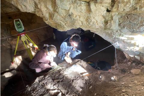 Investigadores del IPH y del IUCA de la Universidad de Zaragoza localizan un nuevo espacio de hábitat prehistórico en la cueva de Peña Miel (Nieva de Cameros, La Rioja)